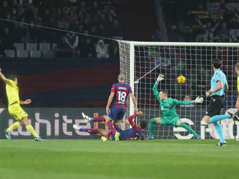 שער נוסף של ויאריאל נפסל, הפעם בגלל חסימה של סורלות` שהיה בנבדל בדרכו של ג`רארד מורנו לשער (GETTY)