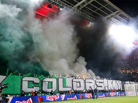 העשן עדיין אופף מעט את המגרש, כשבינתיים הקבוצות חזרו לשחק. אולי בגלל העשן, אבל עד כה אנחנו ללא מצבים (מאור אלקסלסי)