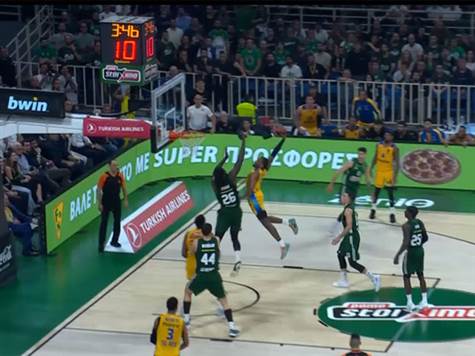 <STRONG>קליבלנד התעופף לדאנק אדיר, הכדור פגע בטבעת, עלה מעל ללוח ונכנס בדרך נס >></STRONG>