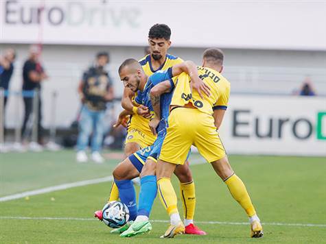 המשחק מתנהל על מי מנוחות עד כה. הכדור בעיקר זז על הדשא, אך לא ממש מתקרב לשערים, כשאנחנו עדיין ללא מצב מסוכן (אלן שיבר)