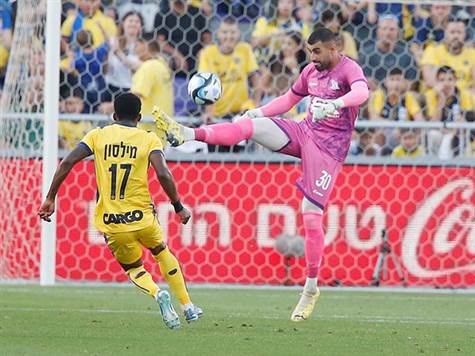 זה היה צריך להיות השלישי של מכבי ת``א! מתפרצת של הצהובים הסתיימה במסירה טובה של קניקובסקי לביטון, שסחט הדיפה גדולה מנחפאווי (אלן שיבר)