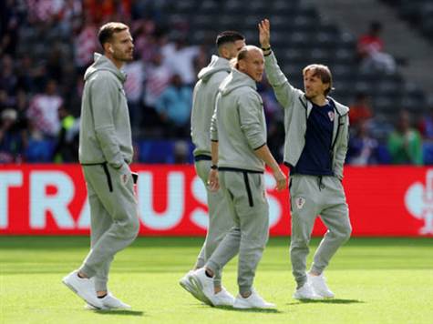 השחקנים מרגישים את הדשא (GETTY)