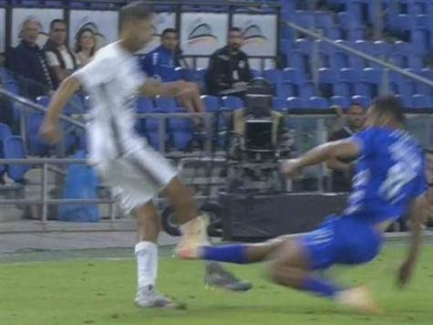 רושרוש הולך לבדוק ב-VAR האם יש צורך להוציא אדום