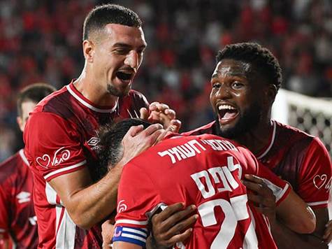 רצף ההתקפות של ב``ש הביא לה שער, הפעם כשהגבהה של קנגאווה מצאה את בלוריאן, שנגח למרכז בדרך ללופס, משם הוא נגח לרשת את הראשון (ברני ארדוב)