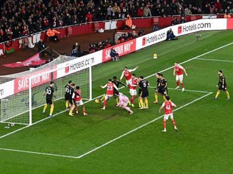 אחרי ערבוביה ברחבה מקרן, הספרדי דחק מקרוב. שוב ארסנל כובשת מקרן! (GETTY)&nbsp;