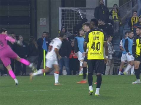 בית``ר בעשרה שחקנים! סילבה בעט בבן הדדי ללא כדור, ולאחר בדיקה, הורחק באדום. חוסר אחריות משווע של השוער הירושלמי.