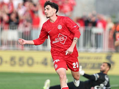 למקין מקבל כדור ברחבה, בועט, והכדור ניתז לעברו של סמביניה שמנסה להרחיק - אך הכדור חוזר לקשר שכובש בקלות (אלן שיבר)