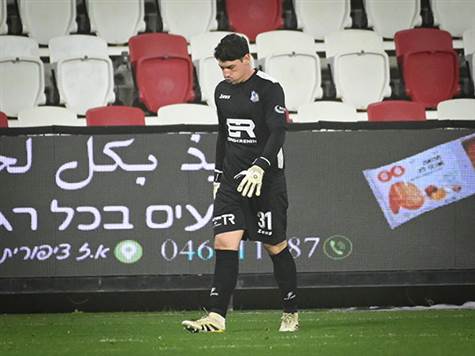 כדור חופשי נהדר של פלקושצ'נקו נהדף על ידי גליקליך! זה כמעט היה חמישי (ברני ארדוב)