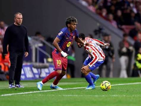 מהלך ענק של לאמין ימאל. הכשרון הענק השחיל בין רגליו של גונסאלס ושלח את פרמין קדימה, אך זה בעט החוצה מול השער. (GETTY)