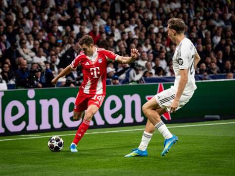 ניסיון ראשון של באיירן תוך דקה! כדור רוחב של קימיך מגיע לליימר שבא מקו שני ובועט מעל השער של לונין (GETTY)