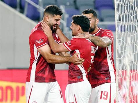 נכון לעכשיו, זה מרגיש כמו פלאשבק לשנה שעברה: גם אז הפועל ב"ש פגשה בחצי הגמר קבוצה מהלאומית (אז זו היתה הפועל ת"א), ולא התקשתה להביס אותה בקלות. במשחק הקודם זה נגמר ב-1:5, נשאלת השאלה איך זה ייגמר הפעם (צילום: אלן שיבר, ההתאחדות לכדורגל)