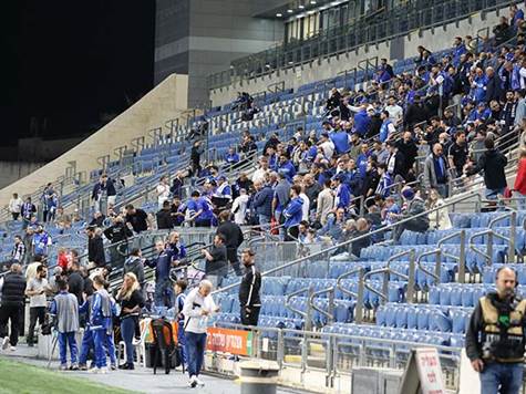 ניצוצות של קהל במגרשים: רק אלף איש הורשו להיכנס הערב בהתאם להוראות פיקוד העורף, הקהל של הפועל פ``ת הגיע (צילום: אלן שיבר)