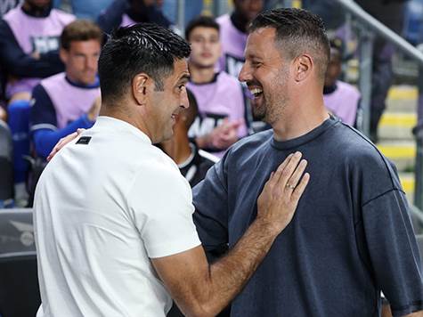 שני המאמנים, עומר פרץ ואליניב ברדה (ששיחקו ביחד בהפועל ת"א), עם חיוך חברי (צילום: אלן שיבר)