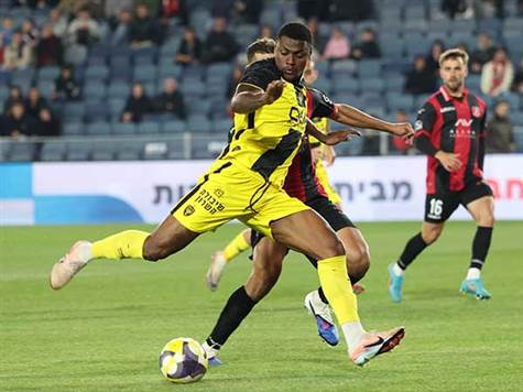 כרגע - הפועל ירושלים היא זו שמחזיקה בכדור, בית"ר מחכה מאחור ומנסה לצאת למתפרצות עם המהירות של אצילי וקאלו (צילום: דני מרון)