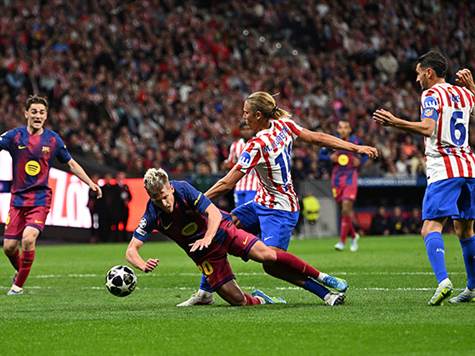 אולמו ספק הוכשל ברחבה על ידי יורנטה, אך לאחר בדיקה, לא הוענק פנדל לברצלונה. (Denis Doyle/Getty Images)<br />