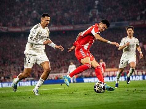 צמד הזדמנויות מוקדמות של באיירן במחצית הזו יוצאות החוצה מהרגליים של דיאס ואופמקאנו. נראה שהמחצית הזו ממשיכה באותו קצב כמו קודמתה (GETTY)