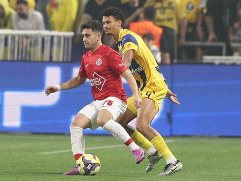 לויזו פורץ נהדר למרכז המגרש ומוסר עומק מצוין לבאטנג שבועט בעוצמה לקורה הקרובה. כמעט השוויון האדום (אלן שיבר)