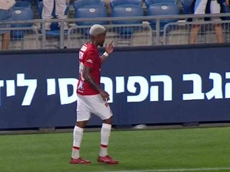 אירוע חמור כאשר שאנדה סילבה שירד סימן אצבע משולשת לאוהדי הפועל פ"ת, ואחרי בדיקת VAR הורחק. זה כמובן לא ישפיע על הפועל ת"א שתמשיך לשחק ב-11 שחקנים