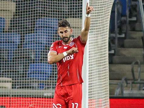 אצל הפועל חיפה, רועי זיקרי ואלון תורג'מן פותחים בהתקפה. סילבס עולה עם שלושה בלמים (צילום: קובי אליהו)