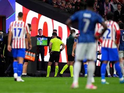 ארסנל כבר קיבלה פנדל נוסף, אבל ה-VAR התערב וביטל אותו. <strong>10 דקות אחרונות כאן! (GETTY)</strong>