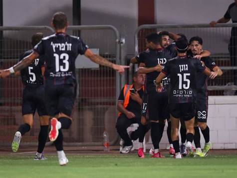 יעד גונן שולח כדור עומק מושלם לעבר נועם כהן שעושה את הכניסה דרך האמצע, והמגן שולח רוחב לתורג'מן שמדייק בקלות (מאור אלקסלסי)