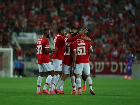 הפועל מגיעה היום כשמאחוריה שלושה משחקים רשמיים בעונת 2026/27. זה התחיל מניצחון בפנדלים מול בית``ר ירושלים במשחק האירופאיות של גביע הטוטו והמשיך עם 2:4 בסיכום על לודוגורץ בצמד המפגשים הקודם באירופה. היום האדומים יקוו להמשיך ביכולת באירופה גם מול קטוביץ' (האתר הרשמי של הפועל תל אביב)