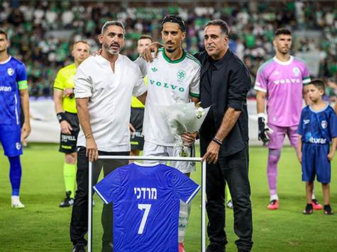 לפני פתיחת המשחק: הפועל ק"ש ערכה טקס לכבוד שחקנה לשעבר, יאיר מרדכי, שהיום פוגש אותה עם מכבי חיפה (צילום: קובי אליהו)