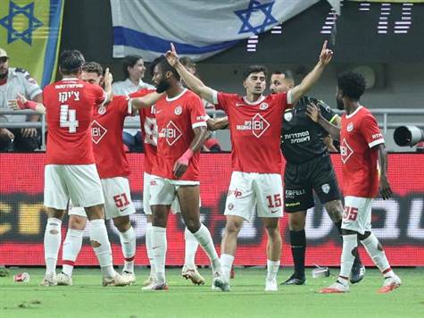 הפועל יוצאת להתקפה ראשונה ומסיימת עם כדור ברשת! אווסו שולח את אלקוקין שבועט לפינה הקרובה של מליקה, שלא מצליח להדוף! (אלן שיבר)