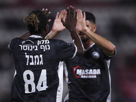 <strong>שער נהדר לאורחת!</strong> המהלך מתחיל בדריבל יפה של ננה גמבל, ולאחריו הוא מוצא את גוטליב ששולח רוחב חד - ובאדג'י מגיע ודוחק מקרוב. יופי של גול לטבריה, ששחקניה חוגגים עם חולצת תודה למוטי קריספיל&nbsp;(מאור אלקסלסי)