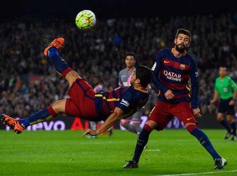 סוארס מנסה את מזלו במחצית הראשונה (getty)