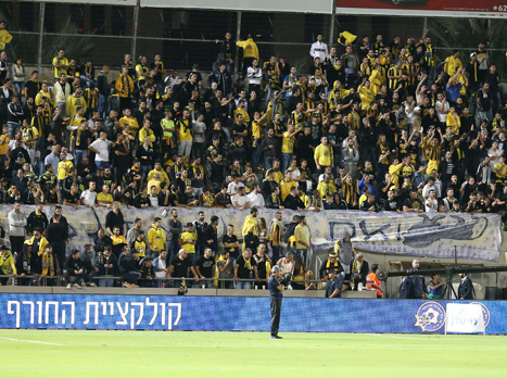 אוהדי בית``ר ירושלים כבר התמקמו בבלומפילד. דראפיץ` נתן את המקום בחוד ללידור כהן, בצדדיו ישחקו רוקאביצה ועומר אצילי (צילום: אלן שיבר)
