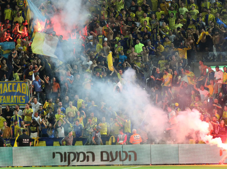 האבוקות של אוהדי מכבי ת``א (דני מרון)