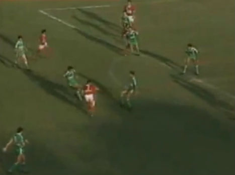 עד שמתחיל המשחק, תתחממו עם השער הענק הזה של גילי לנדאו במשחק בין שתי הקבוצות בעונת 1985/6
