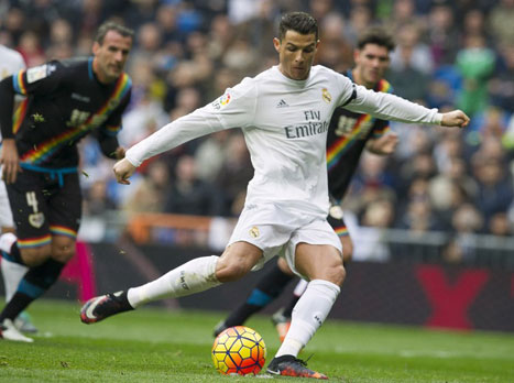 רונאלדו בועט את הפנדל (Getty)