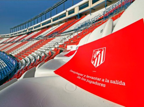 הפלקטים שמחכים לאוהדי אתלטיקו מדריד הערב ביציעים, אפילו עם הוראות ברורות: ``להרים עם עליית השחקנים לדשא``