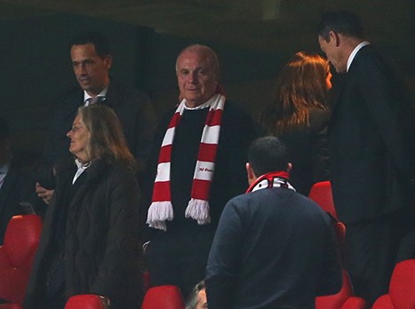 אולי הנס מרוצה ביציע. באיירן בדרך הבטוחה לחצי (getty)