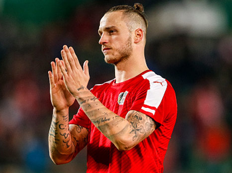 <P>בסגל הבורסצ`ן שמבוסס בעיקר על יוצאי הבונדסליגה אפשר למצוא מספר שחקנים שבהחלט יכולים להוליך את נבחרתם לשלבים הגבוהים ביותר ביורו. את חוליית ההגנה יוליך אלוף אנגליה הטרי ומגינה השמאלי של לסטר – כריטיאן פוקס, שישמש גם כקפטן הנבחרת. </P>
<P>בקישור נמצא את זלטקו יונוזוביץ` הנפלא מורדר ברמן וחוליית החוד המפלצתית תכלול את מרטין הרניק משטוטגרט ואת מארק יאנקו מבאזל שכבש בטורניר המוקדמות 7 שערים ב-9 משחקים.</P>