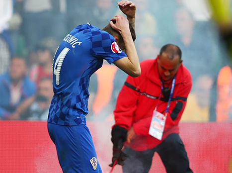 ראשית, לוקה מודריץ` נפצע ונאלץ להתחלף דקות ספורות אחרי השער השני. זה איפשר לצ`כים להיכנס למשחק ולהתחיל לאיים על השער, מה שבסופו של דבר הוביל לשער מצמק של מילאן שקודה. אבל הדרמה האמיתית החלה רק בדקה ה-86. כשהנבחרת שלהם נמצאת רגעים ספורים מהבטחת הניצחון, האוהדים חסרי האחריות של קרואטיה החליטו להשליך למגרש מספר אבוקות במהלך מתוכנן מראש.