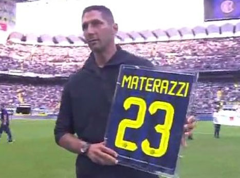 מרקו מטראצי זכור בעיקר בגלל הנגיחה שחטף מזידאן בגמר מונדיאל 2006. באינטר זוכרים אותו גם בגלל דברים אחרים וערכו לו טקס הוקרה לפני שריקת הפתיחה. <STRONG>צפו ></STRONG>