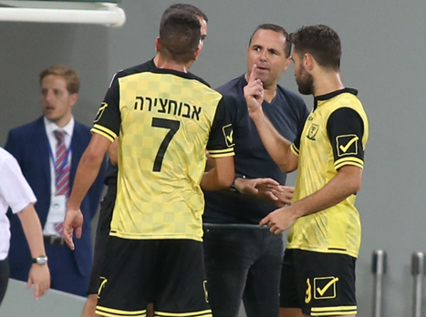 שכטר, אבוחצירא ובן שמעון לא מאמינים שזה קורה להם (צילום: יוסי שקל)
