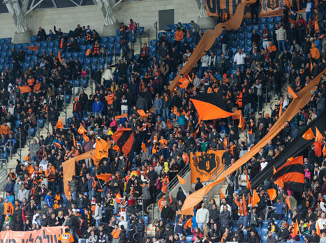 <STRONG>הקהל הכתום רואה את הקבוצה שלו שולטת, ומחכה לשער (עודד קרני)</STRONG>