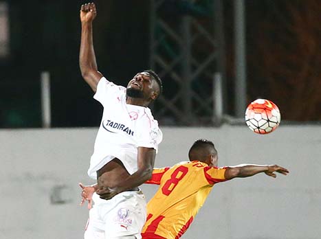 ג`ון אוגו באוויר. ב``ש אפילו לא מגיעה לשער של אשדוד (צילום: דני מרון)