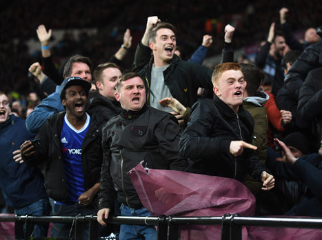 אוהדי צ`לסי בעוד רגע משמח בעונה הזאת (getty)