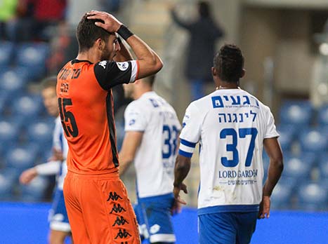 קנדיל עם הגבהה נהדרת, יונתן כהן מגיע לפני ולאסקיס ונוגח החוצה. מצב מצוין לבני יהודה (צילום: עודד קרני)