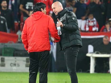 ג`ורדי קרויף לא רגוע, גם במחצית וגם בדקות האחרונות, בעקבות העבירה על מיקאל (צילום: דני מרון)