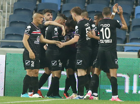 שחקני סכנין חוגגים עם אבידור (יוסי שקל)