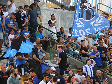 הגיעו לעודד למרות החום (לירון מולדובן)