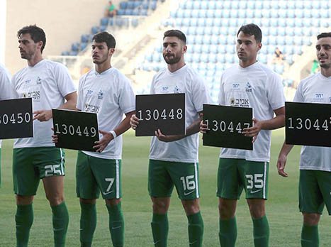 עוד לפני השריקה, נערך טקס לכבוד ניצולי השואה. מרגש (צילום: אלן שיבר)