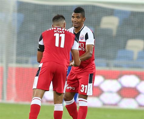 אדילסון שולח מרפק לפניו של קינדה, ואיכשהו פריד לא מתייחס