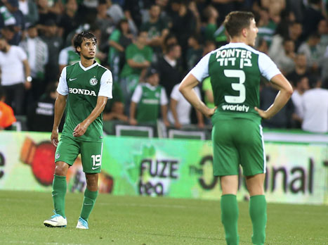 מנגד, מכבי חיפה עדיין נלחמת על הסיכוי הקטן שיש לה להגיע לאירופה. אחרי שני הפסדים רצופים, הירוקים חייבים ניצחון שיקרב אותם למקום הרביעי, שיוביל לליגה האירופית במידה ומכבי ת``א תזכה בגביע. הפער ממכבי פ``ת הרביעית כרגע עומד על 7 נקודות, כשהמלאבסים יתארחו מחר אצל הפועל ב``ש (צילום: אלן שיבר)